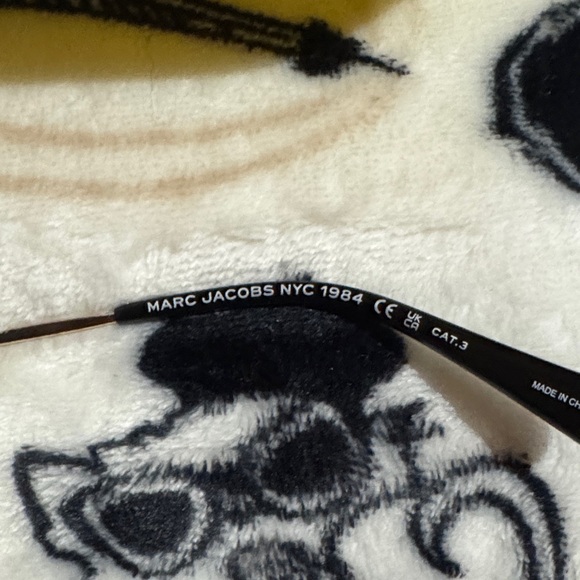 Marc Jacobs Unisex Black Sunglasses with Yellow Case - Picture 6 of 8